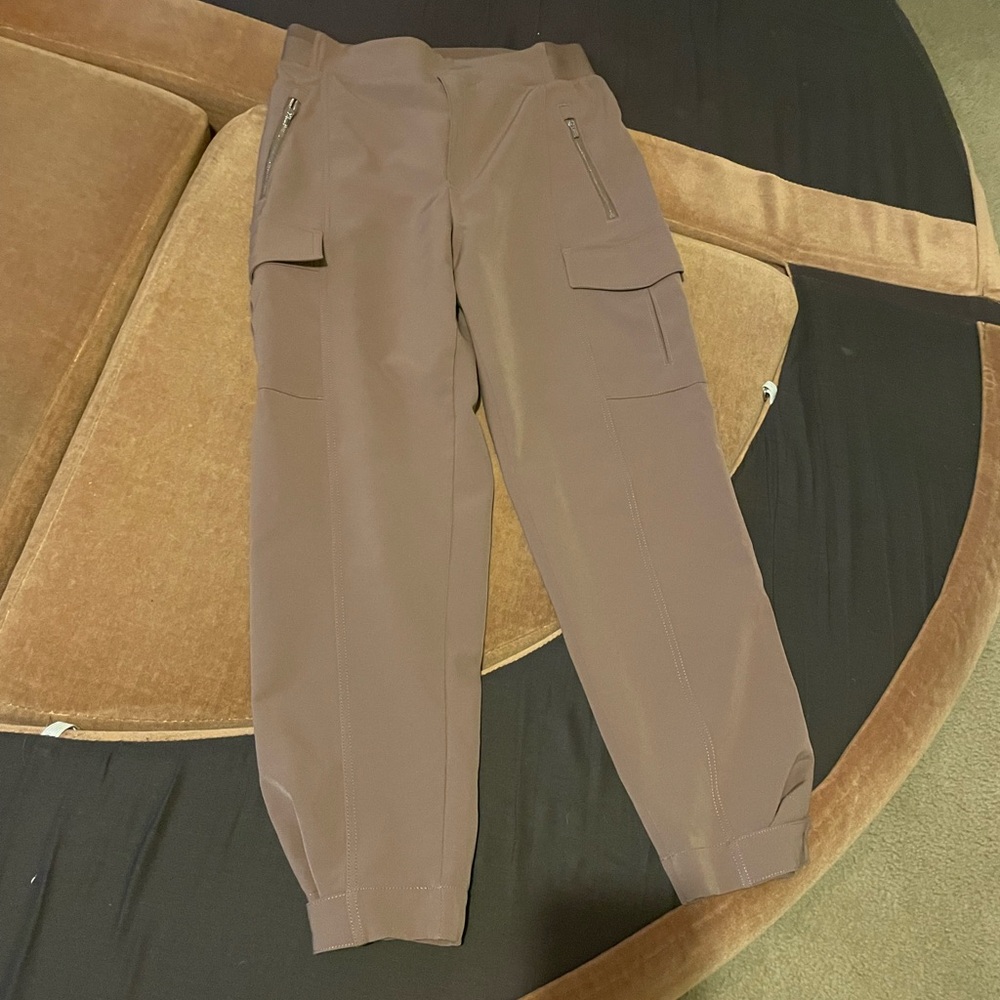 Athleta endless cargo highrise pant taupe 8P black is size 8